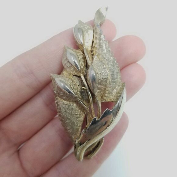 Vintage Gold Tone Leaf Shape Brooch, Retro Abstract Design Lapel Pin, Estate - Picture 1 of 5